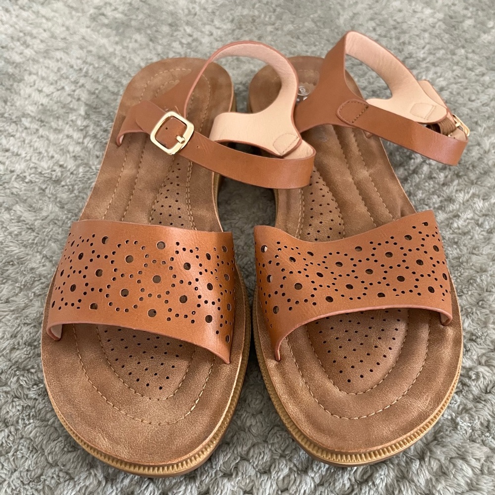 🧣 3/$27 NWOT Tan Sandals Size 9